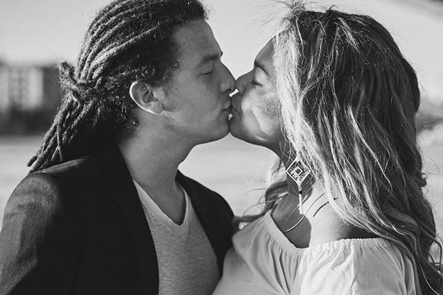 Корнелия Манго показала фото нежного поцелуя с женихом