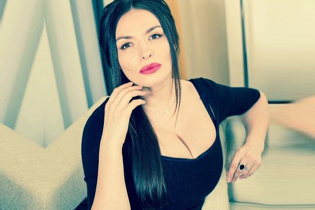 Надежда Мейхер потрясла откровенным декольте