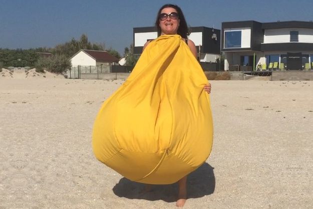 Наталья Могилевская танцевала на пляже с креслом-мешком на шее