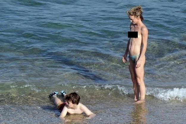 Ванесса Паради загорает топлес при сыне-подростке