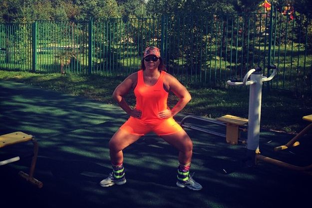 Ева Польна показала фигуру в ярко-оранжевом трико