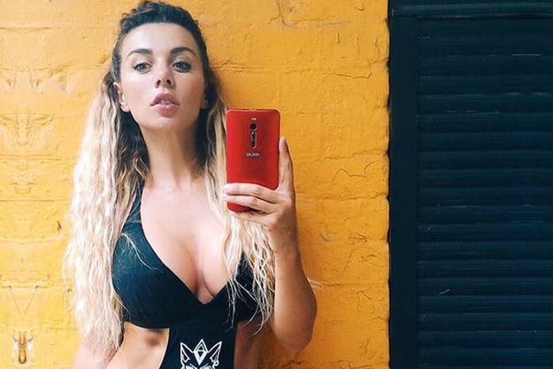 Анна Седокова продемонстрировала пышную грудь