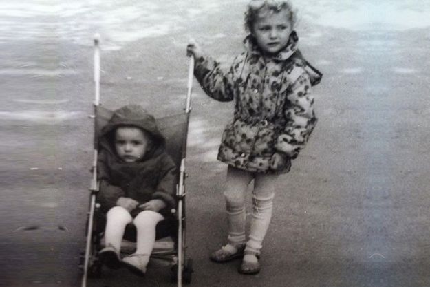 Певица Слава показала себя в детской коляске