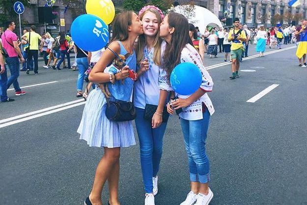 Дочь Веры Брежневой прогулялась по Крещатику в вышиванке