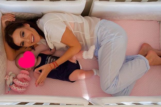 Елена Темникова спит с дочерью в детской кроватке