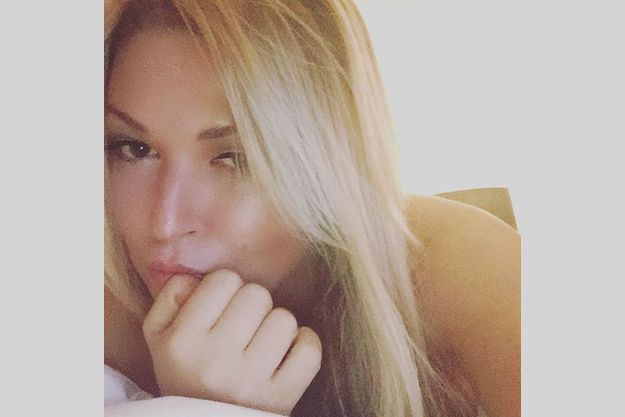 Ирина Дубцова показала постельное селфи без мейкапа