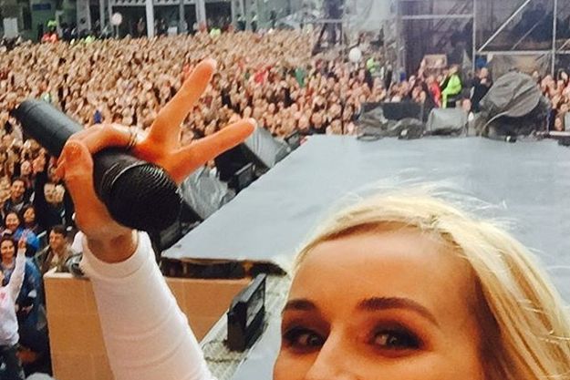 Полина Гагарина впервые сделала селфи на сцене