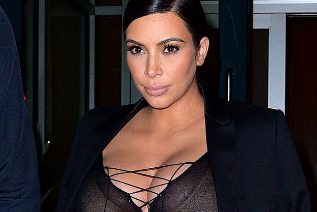 Ким Кардашьян решила сделать тату на своей груди