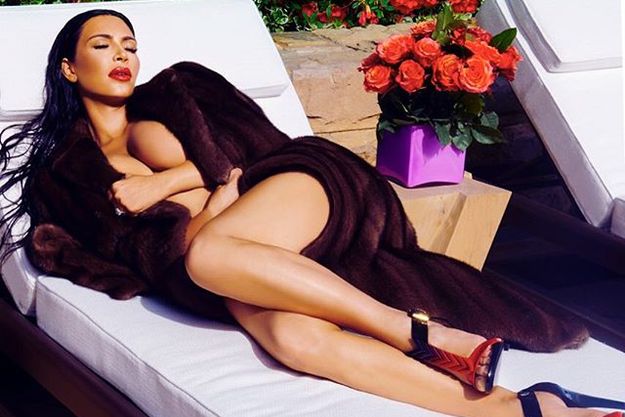 Ким Кардашьян похвасталась соблазнительными формами в платье из латекса