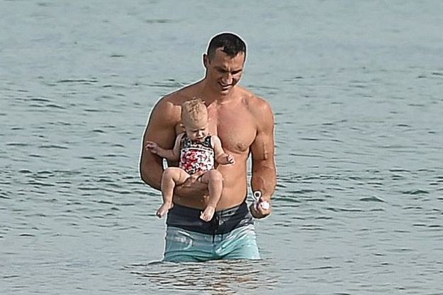 Владимир Кличко искупал маленькую дочь в океане