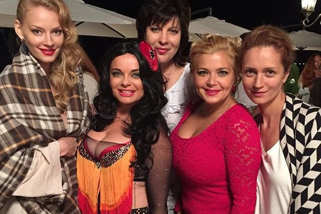 Наташа Королева похвасталась пышным бюстом в Крыму