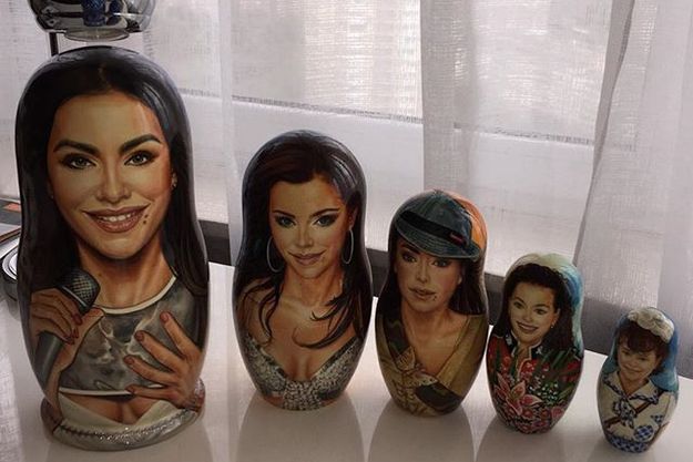 Ани Лорак подарили матрешек с ее изображением