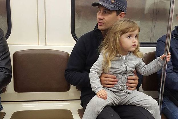 Антон Макарский показал дочке московское метро