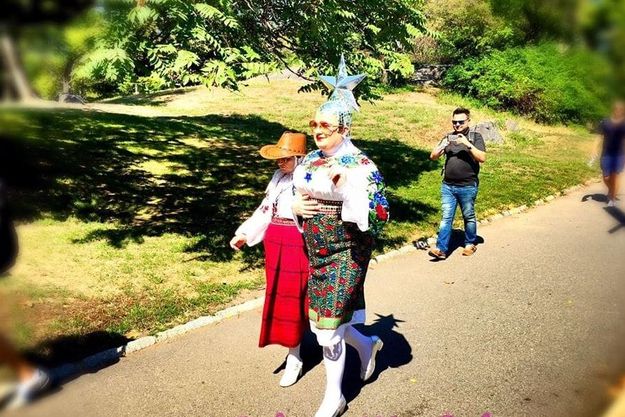 Верка Сердючка с мамой в вышиванках прогулялись по Нью-Йорку