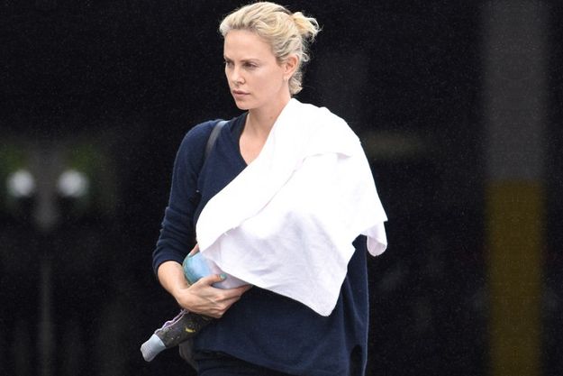 Появились первые фото Шарлиз Терон с приемной дочкой