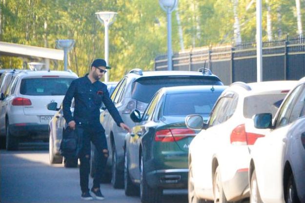 Иван Ургант забрал жену и дочь Валерию из роддома