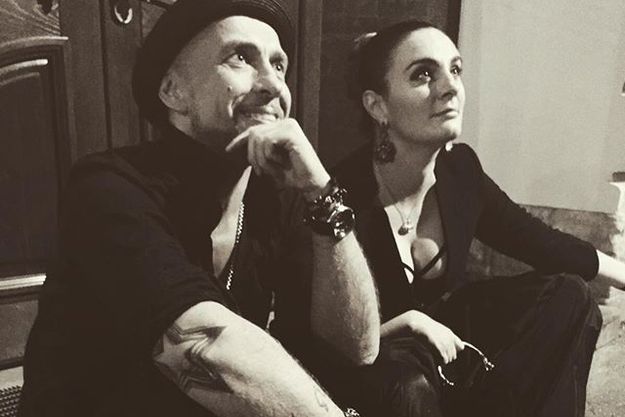 Елена Ваенга обнажила грудь в ресторане