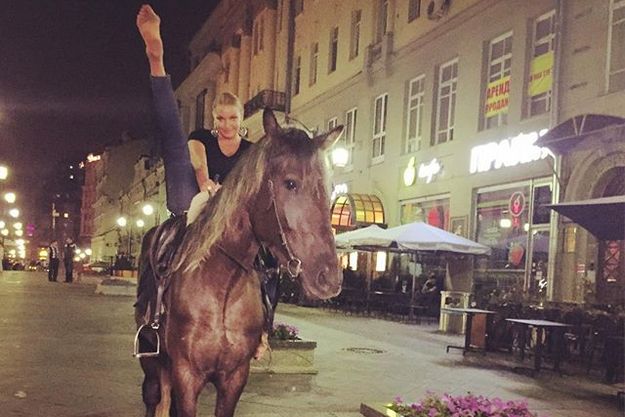 Анастасия Волочкова показала шпагат верхом на коне