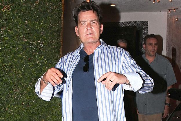 Пьяного Чарли Шина выдворили из таверны