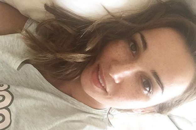 Анфиса Чехова показала утреннее селфи без макияжа