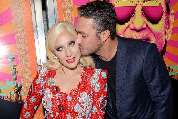 Леди Гага и Тейлор Кинни целовались на красной дорожке