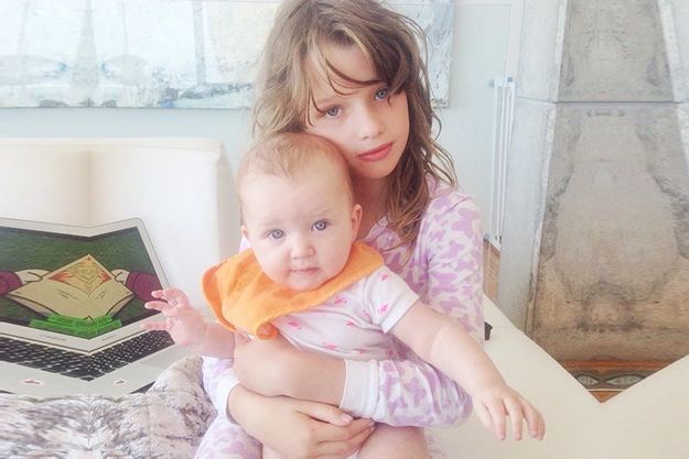 Милла Йовович показала фото своих дочерей