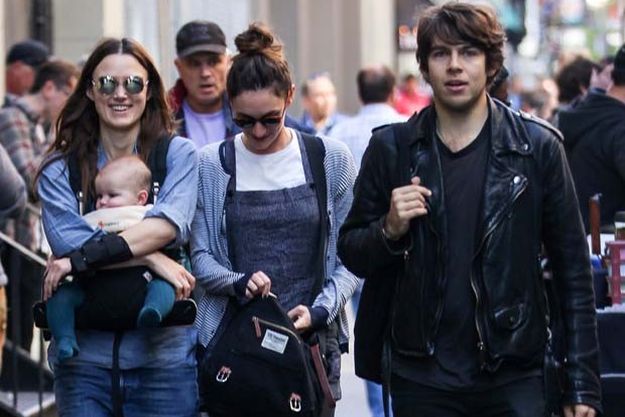 Кира Найтли с мужем и дочкой прогулялась по Нью-Йорку