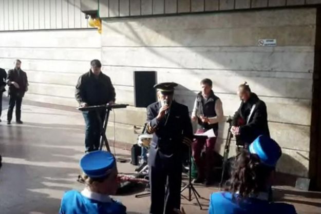 Вахтанг Кикабидзе спел в киевском метрополитене