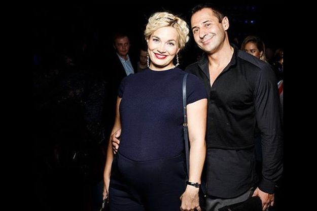 Стас Костюшкин с беременной женой вышел в свет