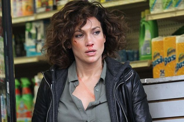 Дженнифер Лопес с разбитым лицом вышла на улицу