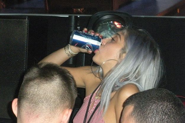 Несовершеннолетняя дочь Мадонны пила алкоголь на концерте мамы