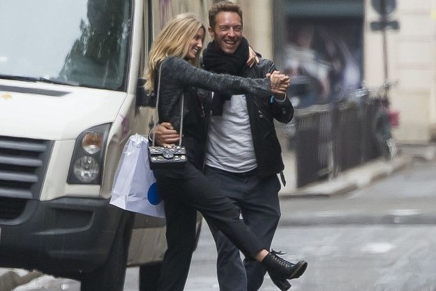 Крис Мартин целовался с новой подружкой посреди Парижа