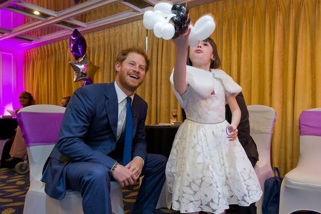 Дети приняли за клоуна принца Гарри