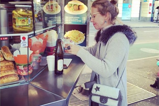Ксения Собчак пристрастилась к уличной еде
