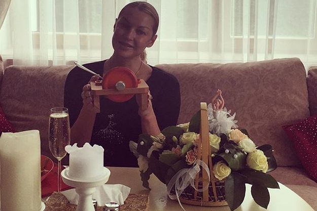 Анастасия Волочкова пьет на завтрак шампанское