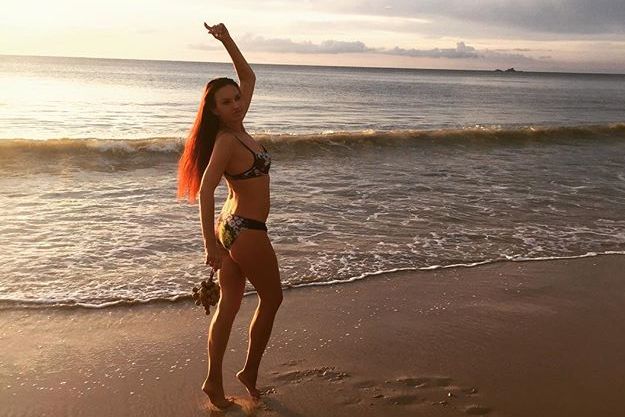 Эвелина Бледанс поразила фигурой в бикини