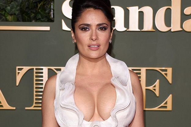 Сальма Хайек шокировала растяжками на груди