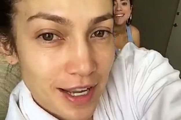 Дженнифер Лопес удивила фанатов своим видом без макияжа