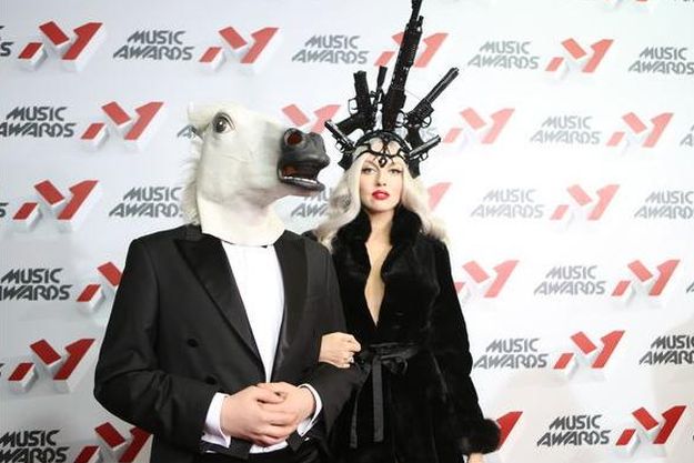 Оля Полякова в шубке на голое тело вышла на красную дорожку