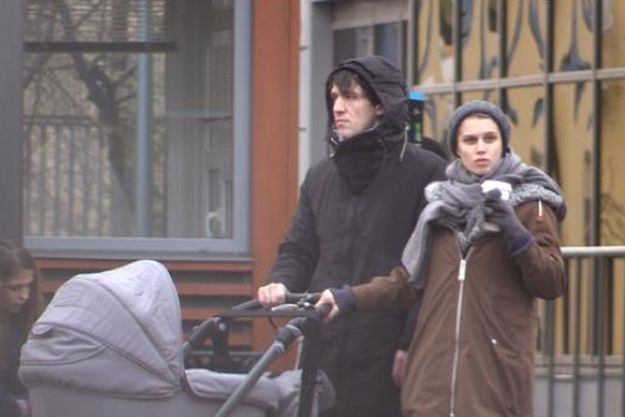 Артур Смольянинов и Дарья Мельникова вышли с коляской на прогулку