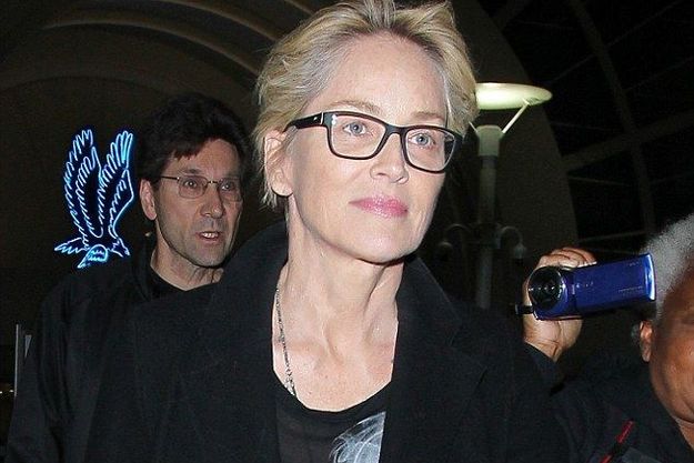 Шэрон Стоун появилась в аэропорту без мейкапа