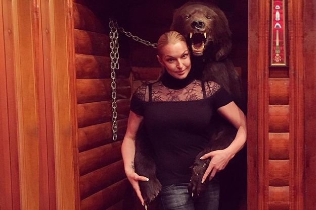 Анастасия Волочкова очутилась в объятьях медведя