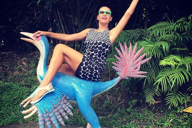 Эвелина Бледанс покормила таиландских крокодилов