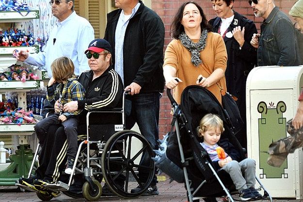 Элтон Джон ездил по Диснейледну в инвалидном кресле