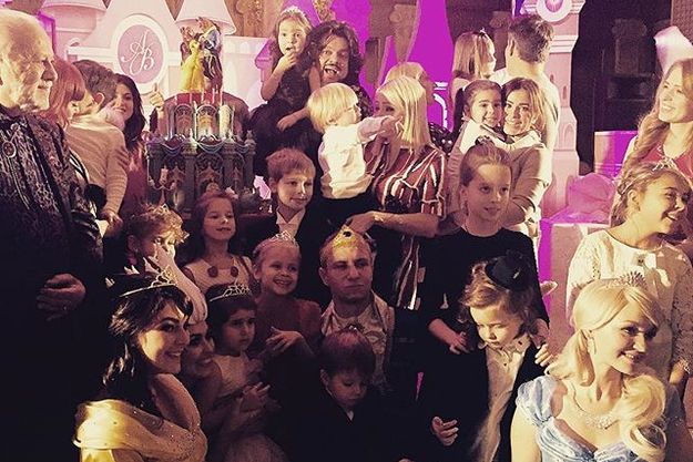 Ани Лорак вышла в свет вместе с дочерью Софией