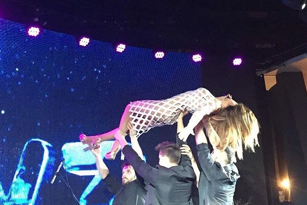 Ани Лорак в дырявом платье носили по сцене