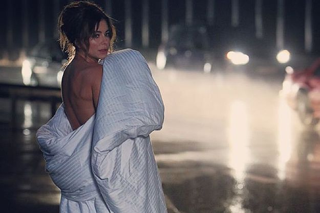 Обнаженная Ани Лорак в одеяле вышла ночью на улицу