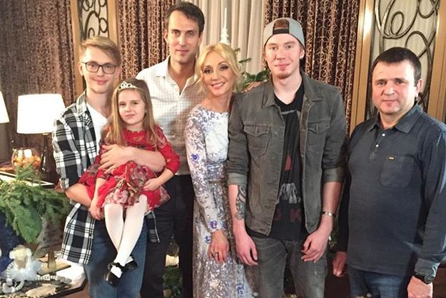 Кристина Орбакайте собрала всю семью дома