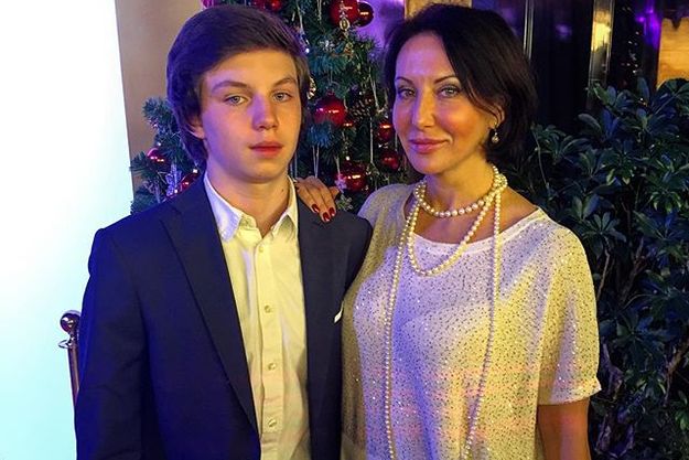 Алика Смехова вышла в свет в сопровождении красавца сына