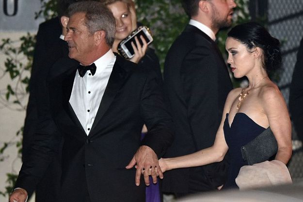 Мэл Гибсон вышел в свет с молодой возлюбленной